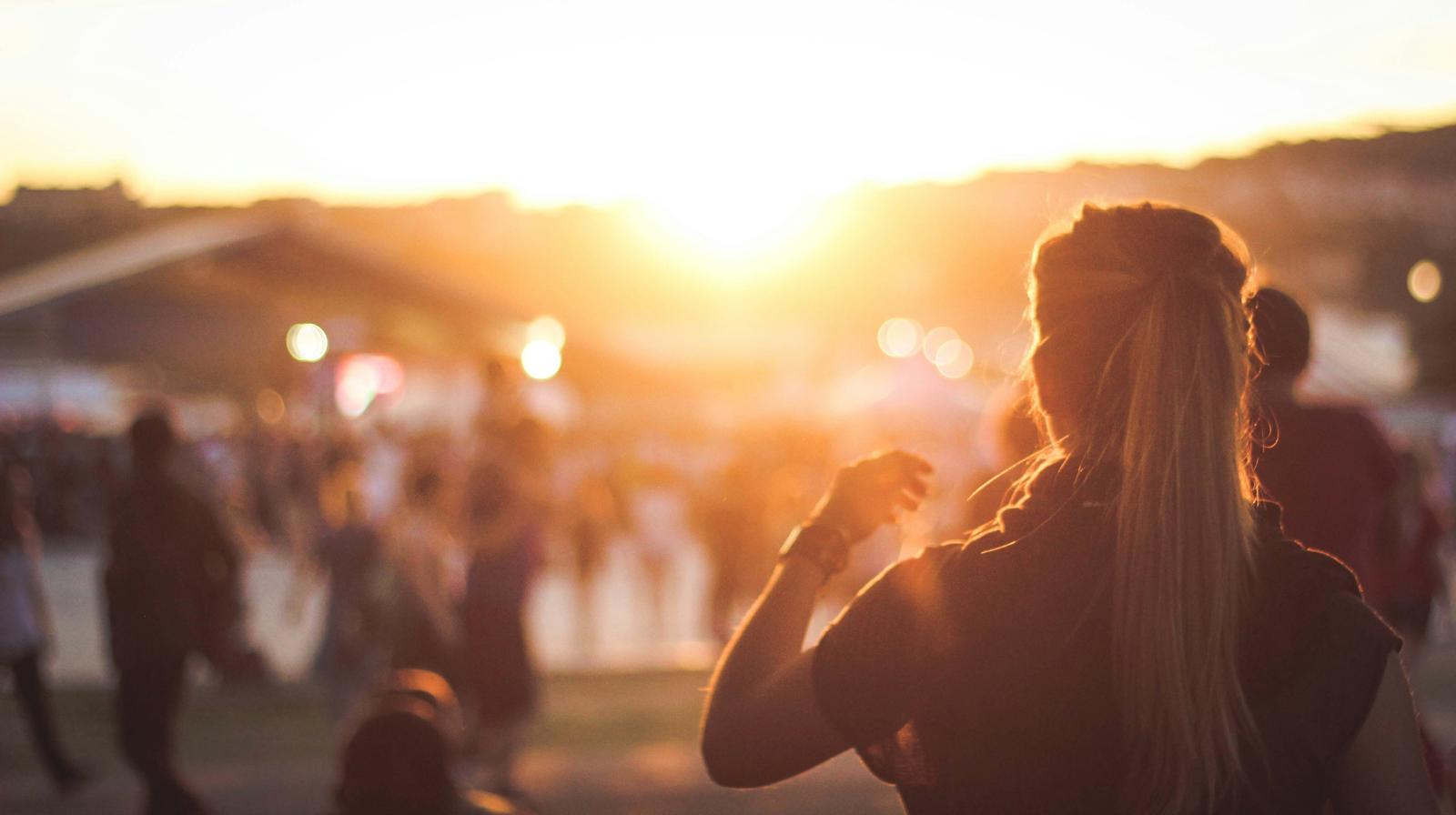 Sommerfest Eventlocation Stimmungsvolle Sommerfest-Location mit festlich gedeckten Tischen im Grünen